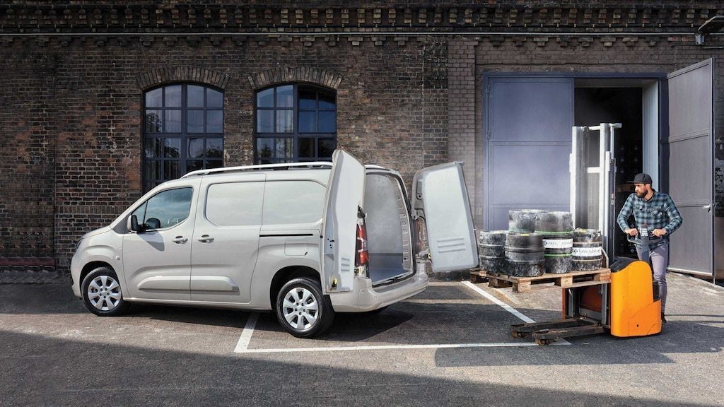 Refrigerated vehicle for temperature-controlled transport